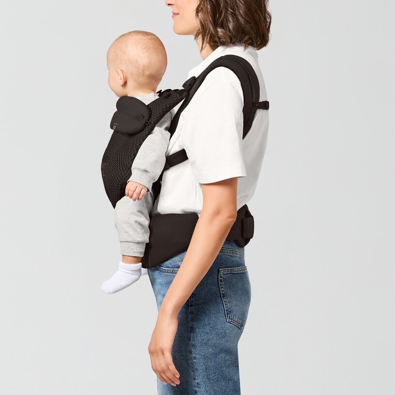 cyb_25_int_y090_amya_clbr_frontcarrying_child_worldfacing_19abfc9ef89fef70